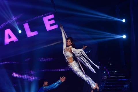 Shilpa Shetty in an aerial act on Nach Baliye Season 6 Grand Finale