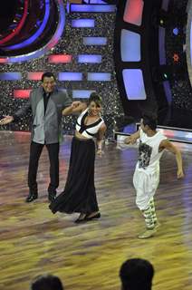 Mithunda and Priyanka perform with one of the contestants' on DID season 4