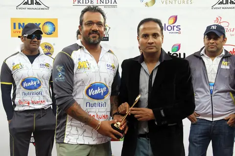 Apporva Lakhia gets an award at CCL Dubai match