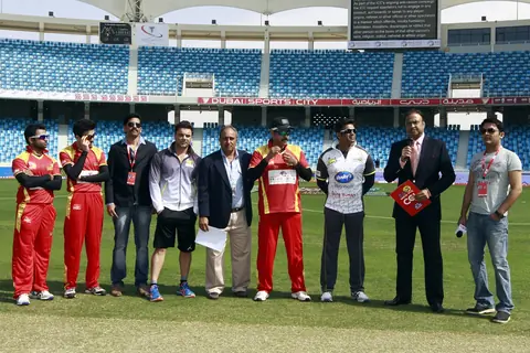 Both sides of the team during the toss