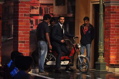 Ranveer Singh comes on Comedy Nights with Kapil riding a Luna