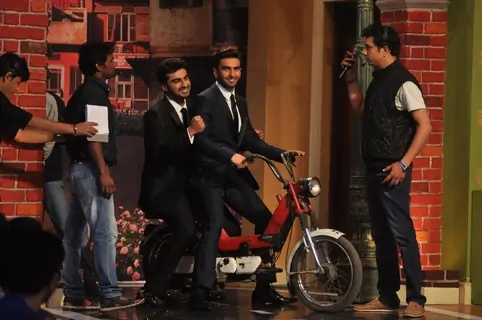 Arjun and Ranveer arrive on Comedy Nights with Kapil on a Luna