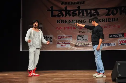 Vidyut Jamwal Teachs Self Defence