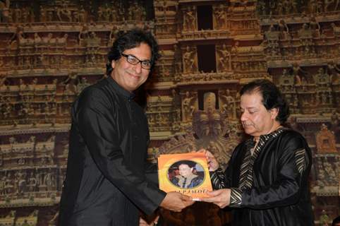 Talat Aziz with Anup Jalota at the event