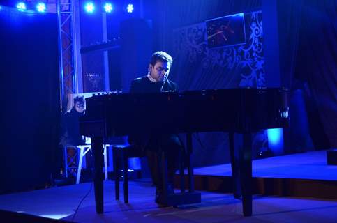 A.R. Rahman performs at the launch of his new Album 'Raunaq'