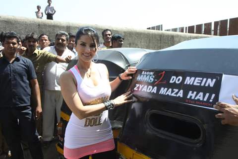 Sunny Leone takes a rickshaw ride to promote RAGINI MMS 2