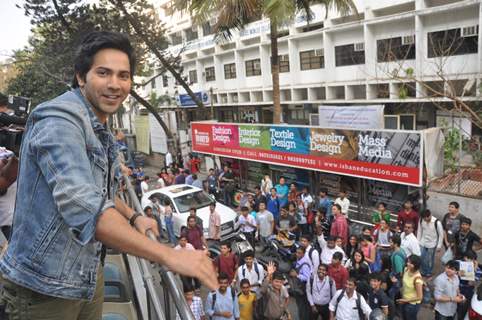 Varun Dhawan Promotes Main Tera Hero in a city bus