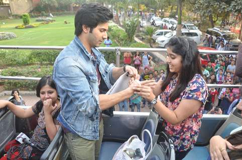 A fan gifts Varun Dhawan at the Promotions of Main Tera Hero