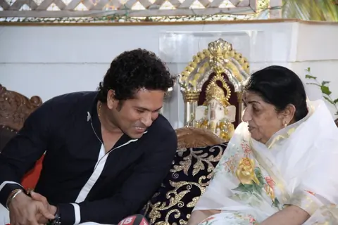 Lata Mangeshkar & Sachin Tendulkar meet Raj Thackeray