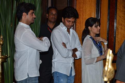 Ritesh and Genelia were seen at Sanjeev(Bobby) Chawla's Prayer Meet