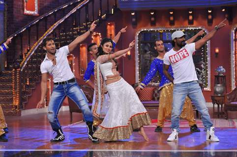 Mouni Roy performs with Terence Lewis and Remo Dsouza on the Holi Special episode