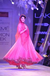 Jacqueline Fernandez showstopper for Tarun Tahiliani show at LFW Summer Resort Day 2