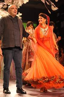 Jacqueline Fernandez showstopper for Tarun Tahiliani show at LFW Summer Resort