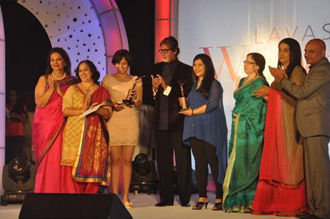 Amitabh Bachchan with women achivers at Lavasa Woman Drives Awards 2014