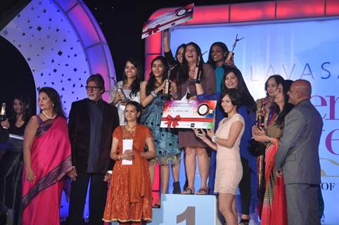 Amitabh Bachchan with women achivers at Lavasa Woman Drives Awards 2014