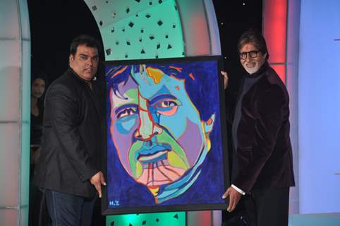 Amitabh Bachchan with a painting of his at Lavasa Woman Drives Awards 2014