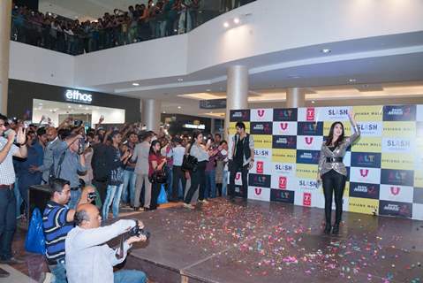 Sunny Leone waves out to the crowd during promotions 'Ragini MMS 2'