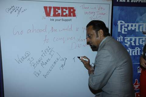 Gulshan Grover writes a message at the Campaign for 'VEER'