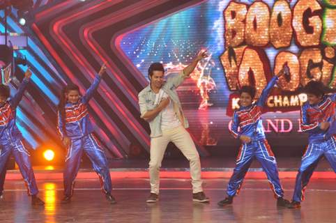 Varun Dhawan performs at the Grand Finale of Boogie Woogie