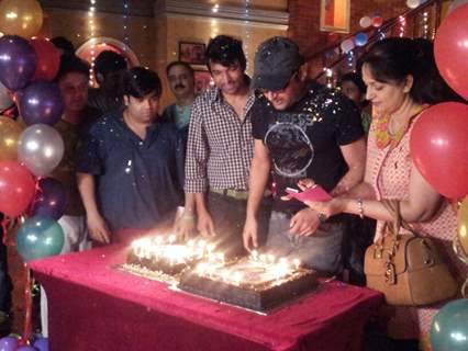 Kapil Sharma cuts his Birthday cake