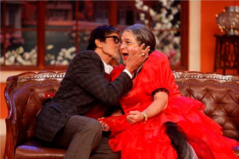 Big B gives dadi a shagun ki pappi