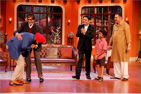 Navjot Singh Sidhu greets Big B and Boman Irani on Comedy Nights With Kapil