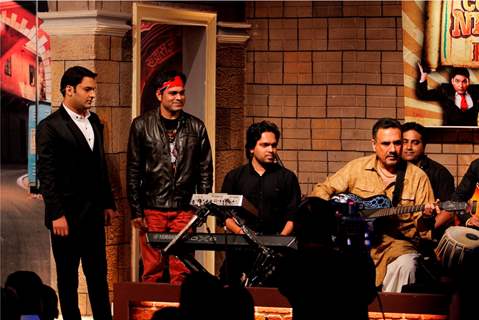 Boman Irani plays the guitar on Comedy Nights With Kapil