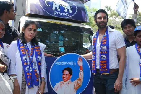 Sandip Soparrkar supporting BSP North-West candidate Pushpa Milind Bhole