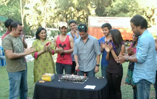 Yash Patnaik cuts the cake as Sadda Haq completes 100 episodes