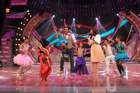 Akshay and Sonakshi Sinha perform on DID Lil Masters Season 3