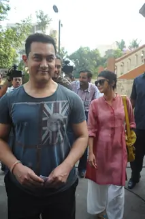 Aamir Khan and Kiran Rao arrives to vote at polling station in Mumbai