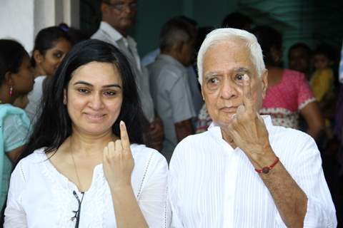 Padmini Kohlapure casts her vote at a polling station in Mumbai