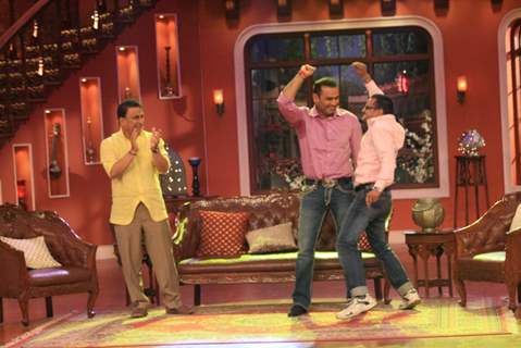 Virender Sehwag and Sunil Gavaskar perform on Comedy Nights With Kapil