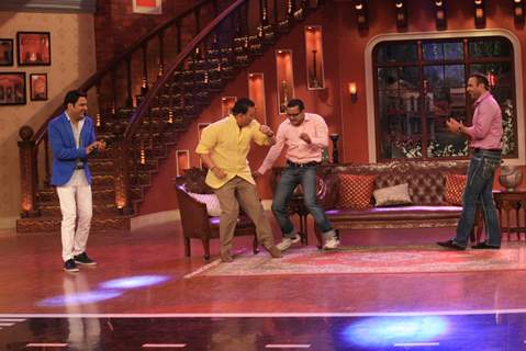 Virender Sehwag and Sunil Gavaskar perform with their fans on Comedy Nights With Kapil