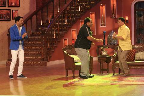 Sunil Gavaskar performs on Comedy Nights With Kapil