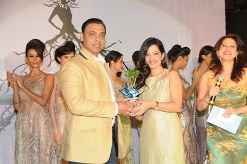 Shoaib Akhtar felicitates Amy Billimoria at the Launch of Signature Collection of Earth 21