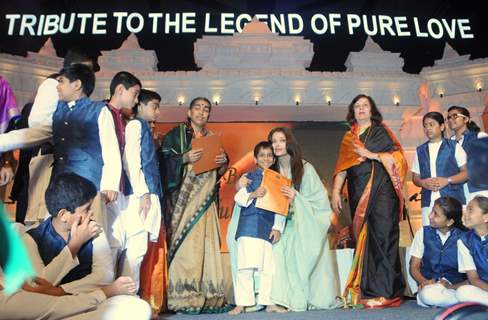 Aishwarya Rai felicitates children at the Tribute to the Legend of Pure Love concert