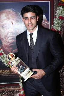 Gautam Rode hold up his Dada Sahib Phalke Award