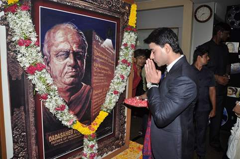 Gautam Rode pays his respect at the Dada Sahib Phalke Awards