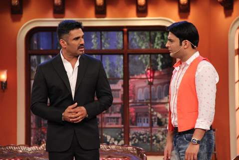 Suniel Shetty in a chat with Kapil Sharma at Comedy Nights With Kapil