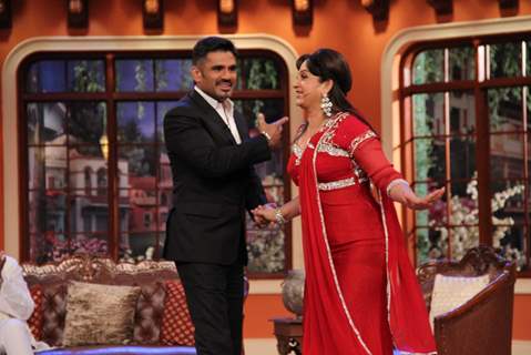 Buaji flirts with Suniel Shetty at Comedy Nights With Kapil