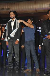 Arjan Bajwa felicitates a winner at the Grand finale of 'Mr India 2014'