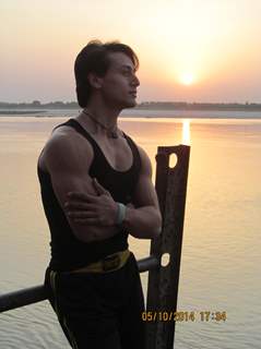 Tiger Shroff enjoys the sun rise at Varanasi