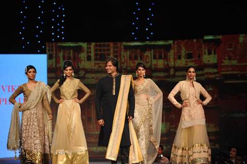 Vivek Oberoi at the 'Caring with Style' fashion show at NSCI