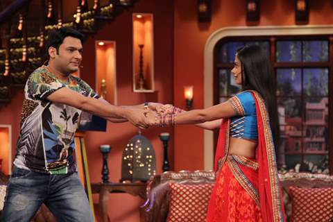 Kapil Sharma dances with Toral Rasputra on Comedy Nights With Kapil