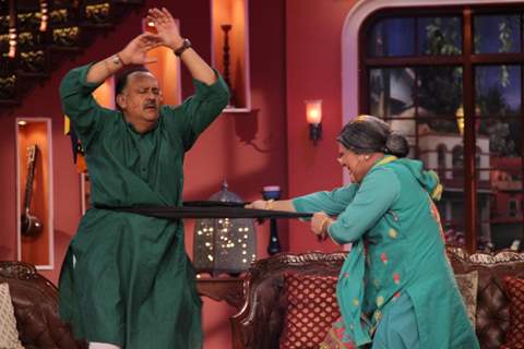 Alok Nath perfroms with Dadi on Comedy Nights With Kapil