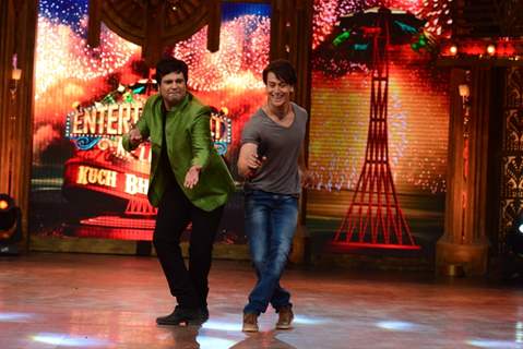 Krushna Abhishek and Tiger Shroff perform on Entertainment Ke Liye Kuch Bhi Karega