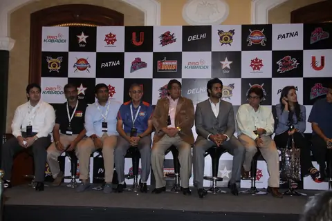 Abhishek Bachchan with the other dignities at the event