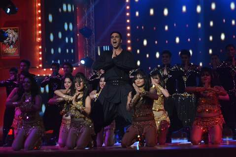 Akshay Kumar performs at the Life OK Now Awards