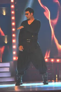 Akshay Kumar performs at the Life OK Now Awards